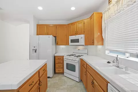 Kitchen - 761 Aldea Dr, Oceanside, CA 92057 photo 3 of 5