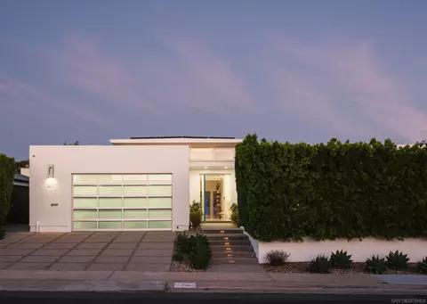 8835 Robin Hood Ln, La Jolla, CA 92037