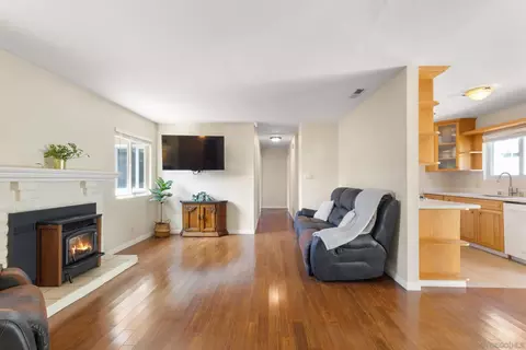 Living - 1602 Grandview St, Oceanside, CA 92054 photo 1 of 2