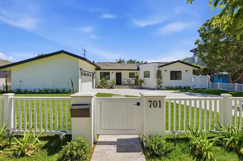 Exterior - 701 Balboa Ave, Coronado, CA 92118 photo 8 of 10
