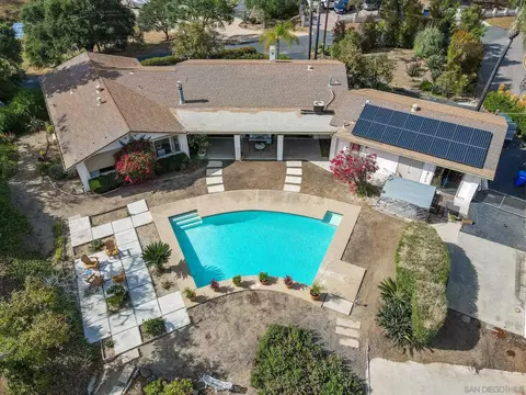 View/Area - 2357 Royal Crst, Escondido, CA 92025 photo 5 of 7