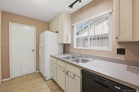 Kitchen - 1580 Bitterroot Ct, San Marcos, CA 92069 photo 4 of 5
