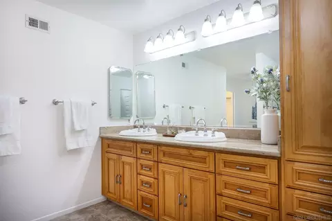 Bath - 13933 Recuerdo Dr, Del Mar, CA 92014 photo 2 of 4
