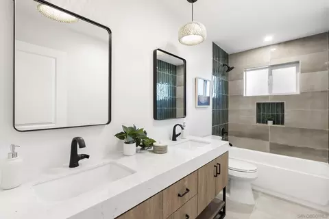Bath - 7875 Bellakaren Pl, La Jolla, CA 92037 photo 3 of 5