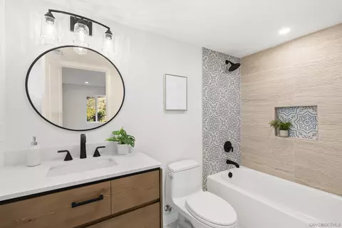 Bath - 7875 Bellakaren Pl, La Jolla, CA 92037 photo 4 of 5