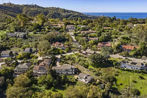 View/Area - 7875 Bellakaren Pl, La Jolla, CA 92037 photo 6 of 8