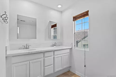 Bath - 4437 Leonard Ct, Riverside, CA 92501 photo 3 of 4