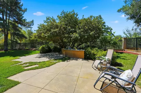 Exterior - 2449 Pine Valley Gln, Escondido, CA 92026 photo 7 of 11