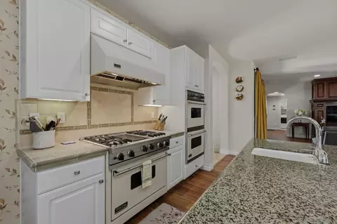Kitchen - 2449 Pine Valley Gln, Escondido, CA 92026 photo 4 of 6