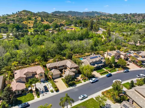 View/Area - 2449 Pine Valley Gln, Escondido, CA 92026 photo 3 of 9