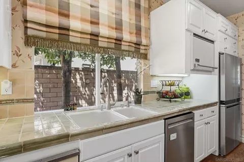Kitchen - 2449 Pine Valley Gln, Escondido, CA 92026 photo 6 of 6