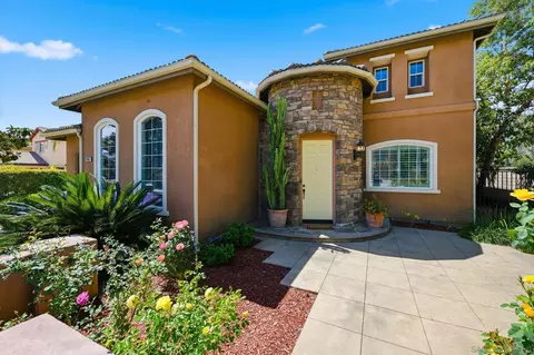 Exterior - 2449 Pine Valley Gln, Escondido, CA 92026 photo 2 of 11