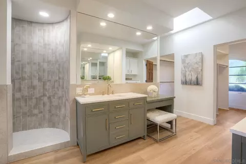 Bath - 3993 Peony Dr, Fallbrook, CA 92028 photo 2 of 6