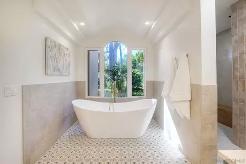 Bath - 3993 Peony Dr, Fallbrook, CA 92028 photo 3 of 6
