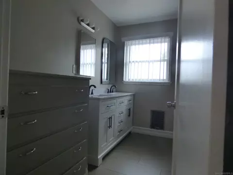 Bath - 4015 Calavo Dr, La Mesa, CA 91941 photo 2 of 7