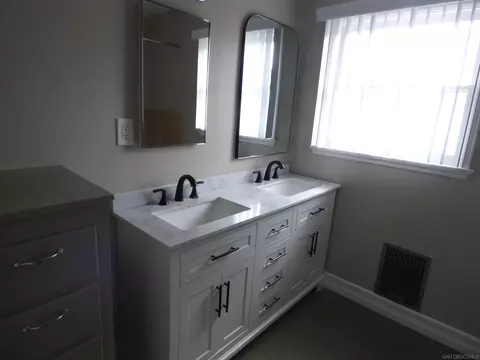 Bath - 4015 Calavo Dr, La Mesa, CA 91941 photo 1 of 7