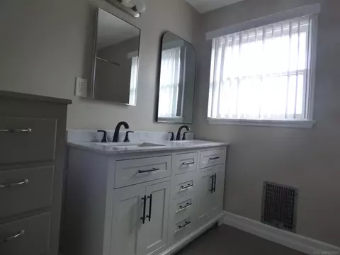 Bath - 4015 Calavo Dr, La Mesa, CA 91941 photo 3 of 7