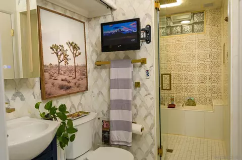 Bath - 8314 Somerset Ranch Rd UNIT : A, Paramount, CA 90723 photo 2 of 3