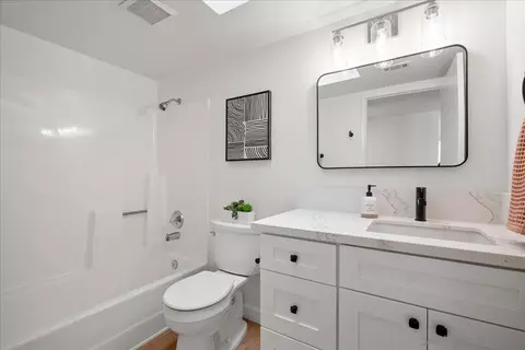 Bath - 445 Cancun Ct, Fallbrook, CA 92028 photo 3 of 3