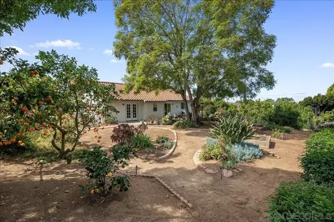 Exterior - 445 Cancun Ct, Fallbrook, CA 92028 photo 7 of 9