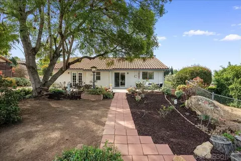 Exterior - 445 Cancun Ct, Fallbrook, CA 92028 photo 6 of 9