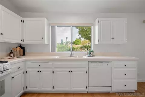 Kitchen - 445 Cancun Ct, Fallbrook, CA 92028 photo 1 of 2