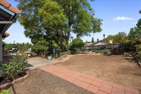 Exterior - 445 Cancun Ct, Fallbrook, CA 92028 photo 8 of 9