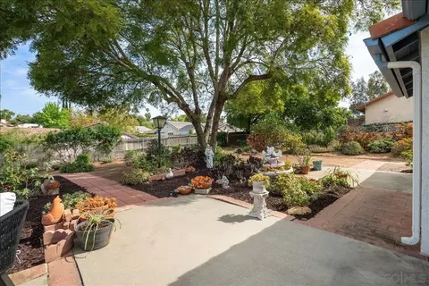 Exterior - 445 Cancun Ct, Fallbrook, CA 92028 photo 4 of 9