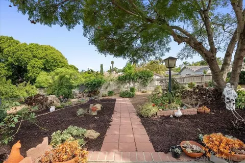 Exterior - 445 Cancun Ct, Fallbrook, CA 92028 photo 5 of 9