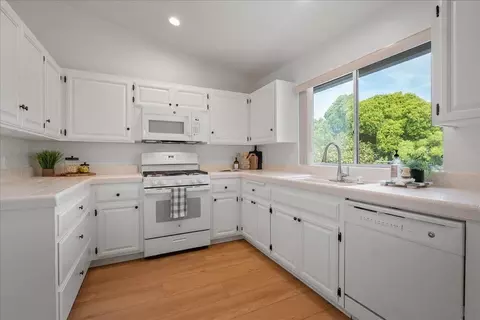 Kitchen - 445 Cancun Ct, Fallbrook, CA 92028 photo 2 of 2