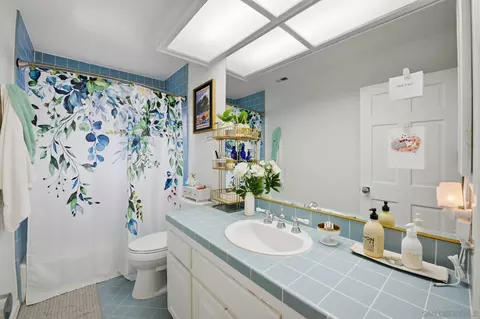 Bath - 711 Kline St #A, La Jolla, CA 92037 photo 2 of 3