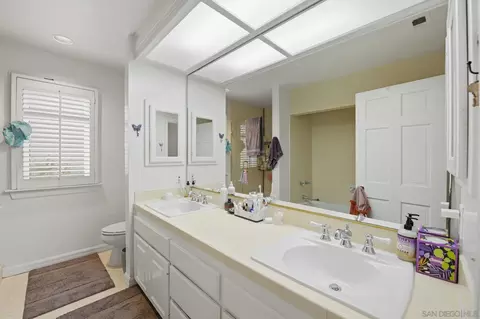 Bath - 711 Kline St #A, La Jolla, CA 92037 photo 1 of 3