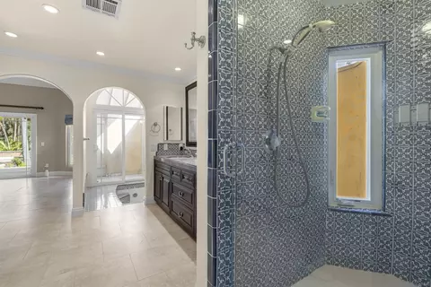 Bath - 1315 Macadamia Dr, Fallbrook, CA 92028 photo 4 of 8