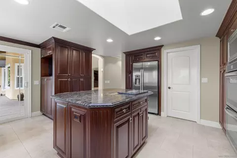 Kitchen - 1315 Macadamia Dr, Fallbrook, CA 92028 photo 3 of 5