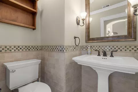 Bath - 1315 Macadamia Dr, Fallbrook, CA 92028 photo 1 of 8