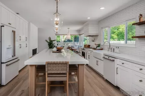 7634 Flag Lk, San Diego, CA 92119