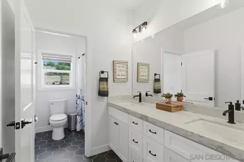 Bath - 428 Washington St, Ramona, CA 92065 photo 5 of 6
