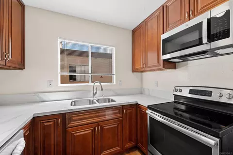 1051 Rock Spgs #202, Escondido, CA 92026