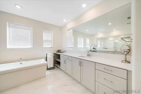 Bath - 691 Westbrook Loop, San Marcos, CA 92078 photo 5 of 10