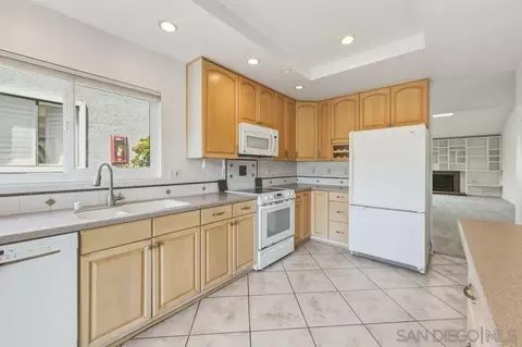 Kitchen - 8048 Caminito Gianna, La Jolla, CA 92037 photo 2 of 2