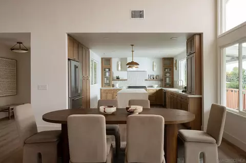Dining - 1551 Burgundy Rd, Encinitas, CA 92024 photo 4 of 4
