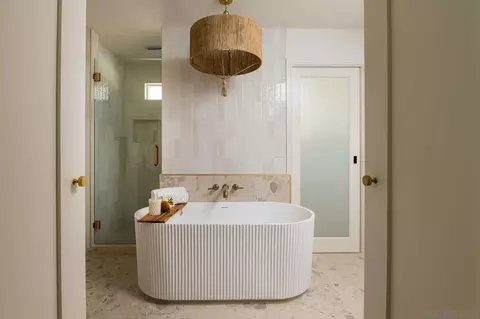 Bath - 1551 Burgundy Rd, Encinitas, CA 92024 photo 1 of 6