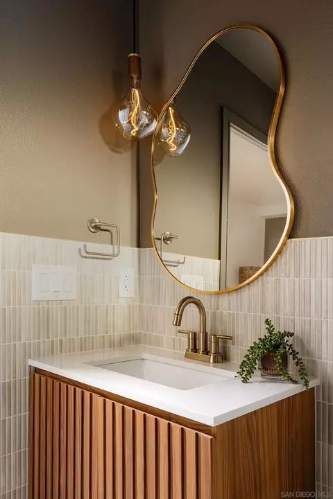 Bath - 1551 Burgundy Rd, Encinitas, CA 92024 photo 6 of 6