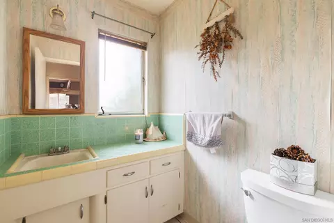 Bath - 9361 Hollyhock Rd, Spring Valley, CA 91977 photo 1 of 2