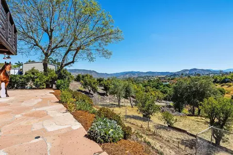 Exterior - 974 Via Hillview, Fallbrook, CA 92028 photo 4 of 8
