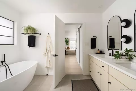 Bath - 1450 Highland Dr, Solana Beach, CA 92075 photo 2 of 3