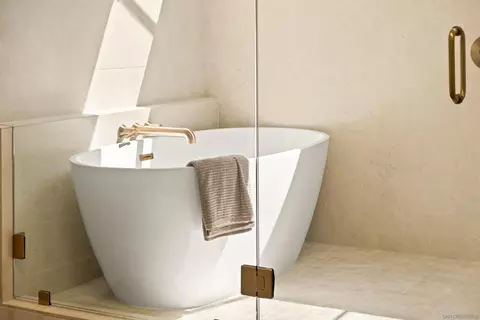 Bath - 5063 Frazee Rd, Oceanside, CA 92057 photo 6 of 7