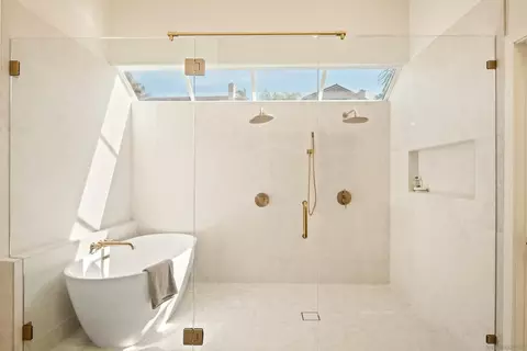 Bath - 5063 Frazee Rd, Oceanside, CA 92057 photo 5 of 7