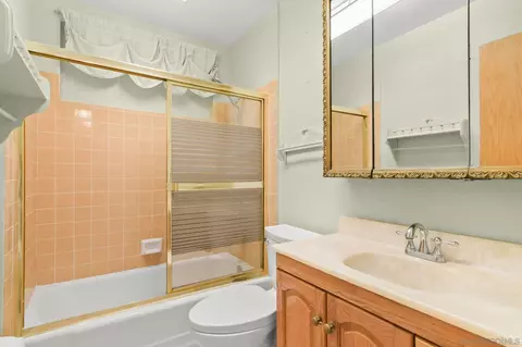 Bath - 877 Alveda Ave, El Cajon, CA 92019 photo 1 of 2