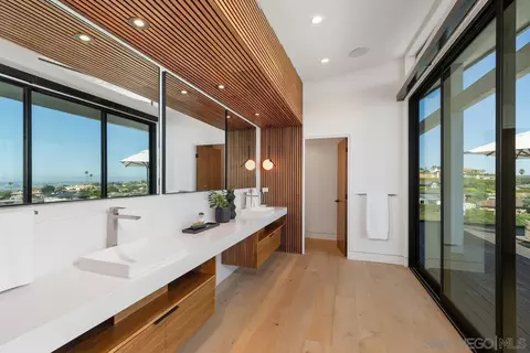 Bath - 5727 Baja Mar, La Jolla, CA 92037 photo 3 of 4